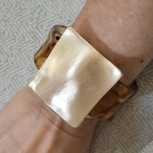 BOLD GOLDEN ACCENT STATEMENT BRACELET